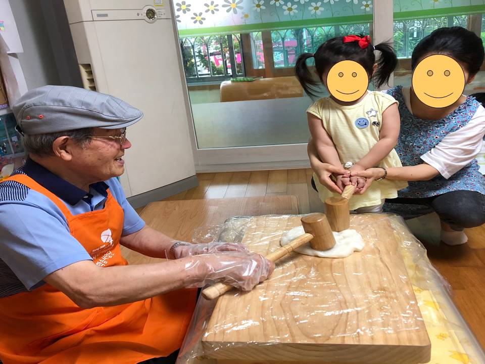 무더운 여름이 지나고, 어느덧 가을이 다가왔습니다. 성남시니어클럽에서는 추석을 맞아 어린이집 13곳을 대상으로 다식만들기, 송편만들기, 두부만들기 체험을 진행하였습니다. 아이들이 우리나라 전통 음식을 직접 만들고 맛볼 수 있는 뜻깊은 기회가 되었습니다🥰

☎문의전화 : 031-735-6333