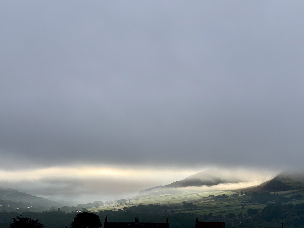 sjholt50's tweet photo. When you are late drawing the curtains. #StepSoftly into Thursday @HARTResearch @VenetiaJane @LisaMSutch @ProfessorFlying @Nick_F3D @rita_taylor @Crofty @RachycCharter https://t.co/9Ps0op0bsO