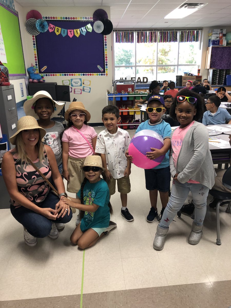 AprilDomenico's tweet photo. 1st grade had some cute “tacky tourist” today for College week! College can take you places!! #rangeridernation #1stgrade #collegeweek https://t.co/rcDRVmU1CO
