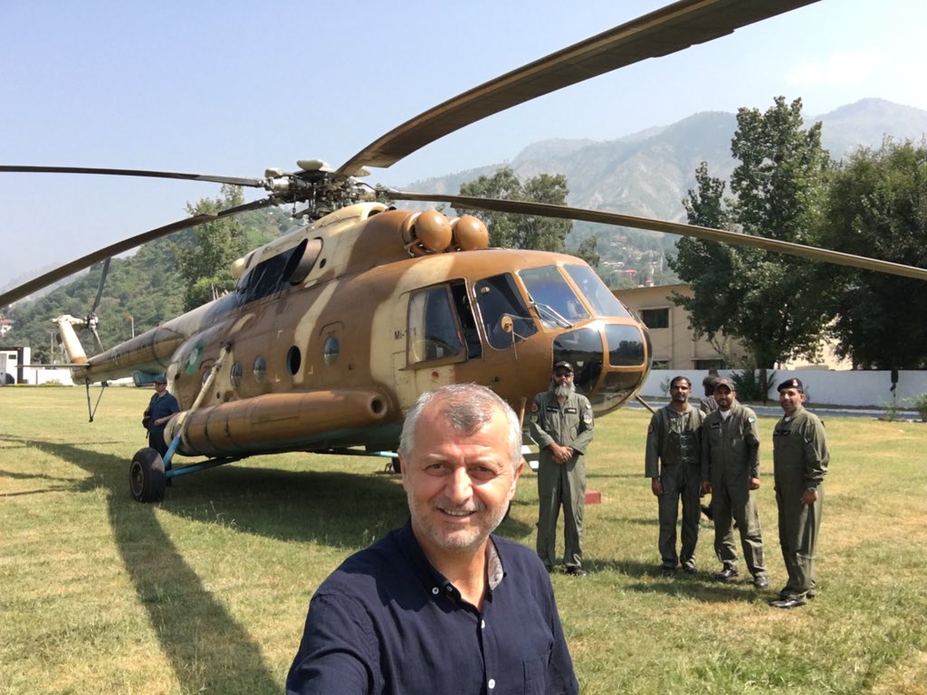 cemaldemir_tr's tweet photo. #Azad Keşmir #JammuKeşmir #IOK son noktası #Chakoti de 70m mesafede Pakistan-Hindistan askerlerin siper noktalarını görüyoruz.
Direniş ruhlu-cesur kalpli Keşmirliler korkuya meydan okurcasına evlerini Hint askerlerin siperlerinden bir adım ötelememiş! Dünya ben burdayım. Ya sen! https://t.co/6o5A6Umljd