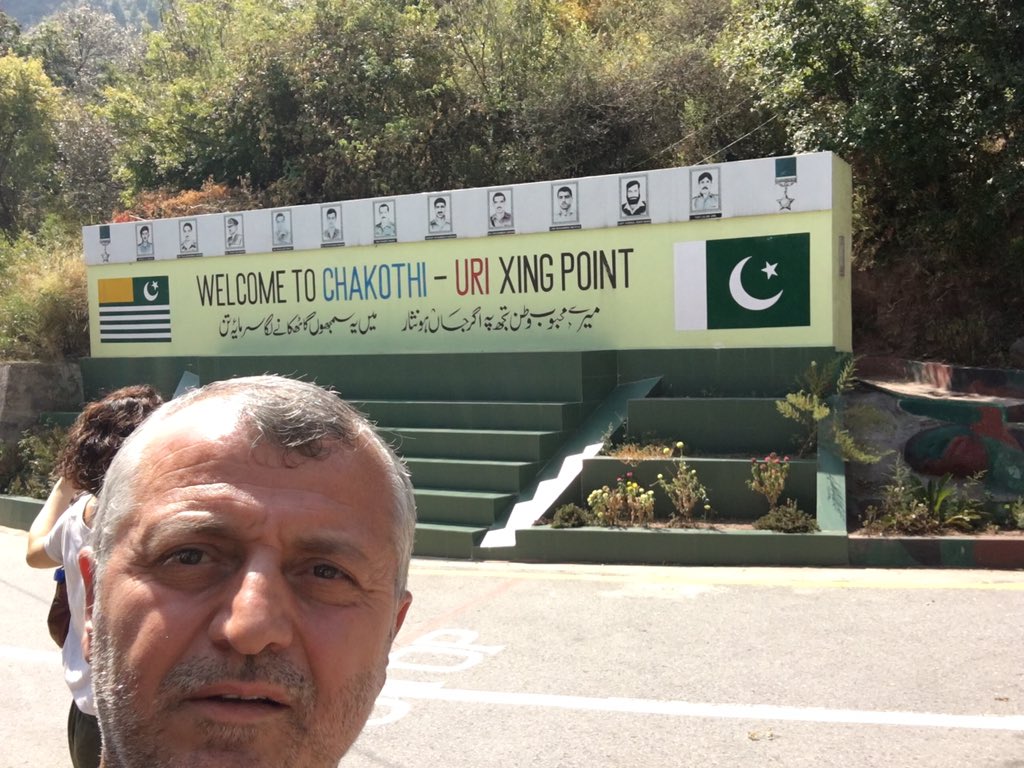 cemaldemir_tr's tweet photo. #Azad Keşmir #JammuKeşmir #IOK son noktası #Chakoti de 70m mesafede Pakistan-Hindistan askerlerin siper noktalarını görüyoruz.
Direniş ruhlu-cesur kalpli Keşmirliler korkuya meydan okurcasına evlerini Hint askerlerin siperlerinden bir adım ötelememiş! Dünya ben burdayım. Ya sen! https://t.co/6o5A6Umljd