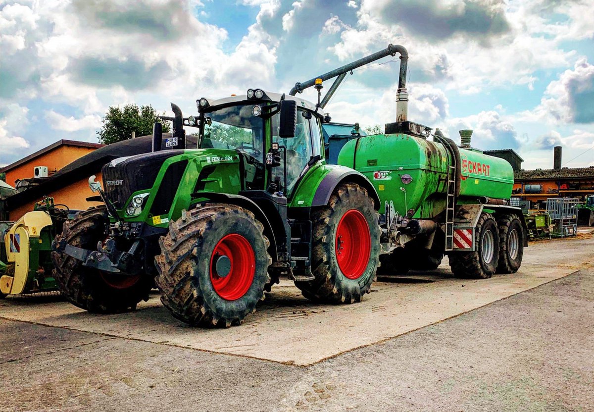 profiMagazin's tweet image. Ein #Fendt 824 mit 18m³ #Eckart Güllefass.