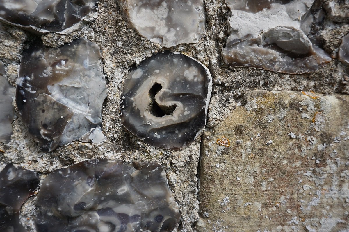 friendschurches's tweet photo. Snake eggs, hex stones, holy stones… What is the fascination with stones you can peer through? Hagstones were believed to catch evil spirits, and the north wall of Allington is peppered with them.
Find out why ✨ https://t.co/TUeKXbU5yL
#churches #incloseup #FolkloreThursday https://t.co/98by2JQ0ww