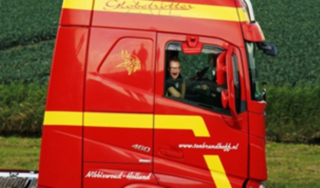 Vrachtwagens in file voor mensen met beperking HOORN Ruim tweehonderd vrachtwagens staan zondag 22 september op de parkeerplaats achter Samcity. Daar wordt door Truckrun Westfriesland het 'Truckrunfestival' gehouden. Deze dag... twib.in/l/dgLG5gx5pA8b via <a href="/WestfriesWB/">WestfriesWeekblad.nl</a>