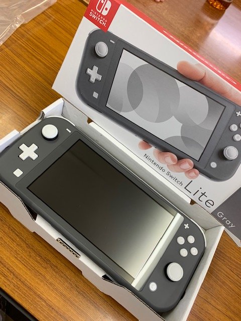 レプトン いよいよ明日日発売 ニンテンドースイッチライト 内容物確認の為開封中 比べてみたら 思ってたより小さいね 思ってたより大きいね 色んな感想があるようです 開封シリーズ T Co Ngkccjb2hz Twitter