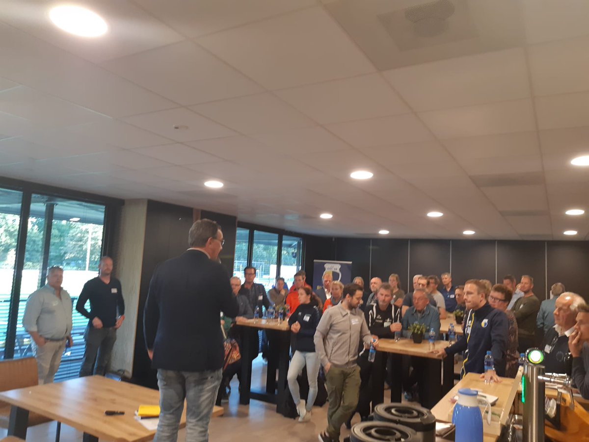 AhoekInBeweging's tweet photo. Olv Jan Minkhorst @Minkie61 werd gisterenavond veel kennis en ervaring uitgewisseld om te komen tot Open Clubs/Vitale Sportparken. Meer dan 45 aanwezigen uit de Achterhoekse gemeenten namen deel aan de sessie en keerden vol inspiratie huiswaarts! #Samenactief #Verbinden https://t.co/c7hoicN5VK