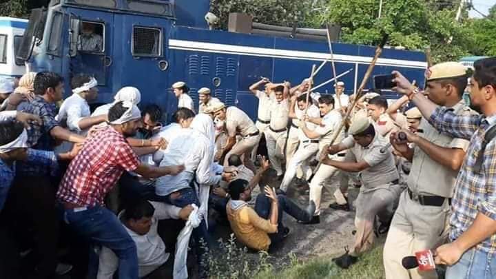 हरियाणा में शिक्षकों पर लाठीचार्ज-वाटर कैनन चलवाना बेहद निंदनीय कृत्य है। समस्या के हल के लिये बैठकर बात करने की बजाय लाठियाँ बरसाना सरकार की संवेदनहीनता का प्रतीक है।
मौजूदा BJP सरकार लाठी-गोली की सरकार बन चुकी है।
BJP को अब जन पश्चाताप यात्रा करनी चाहिए,न कि जन आशीर्वाद यात्रा।