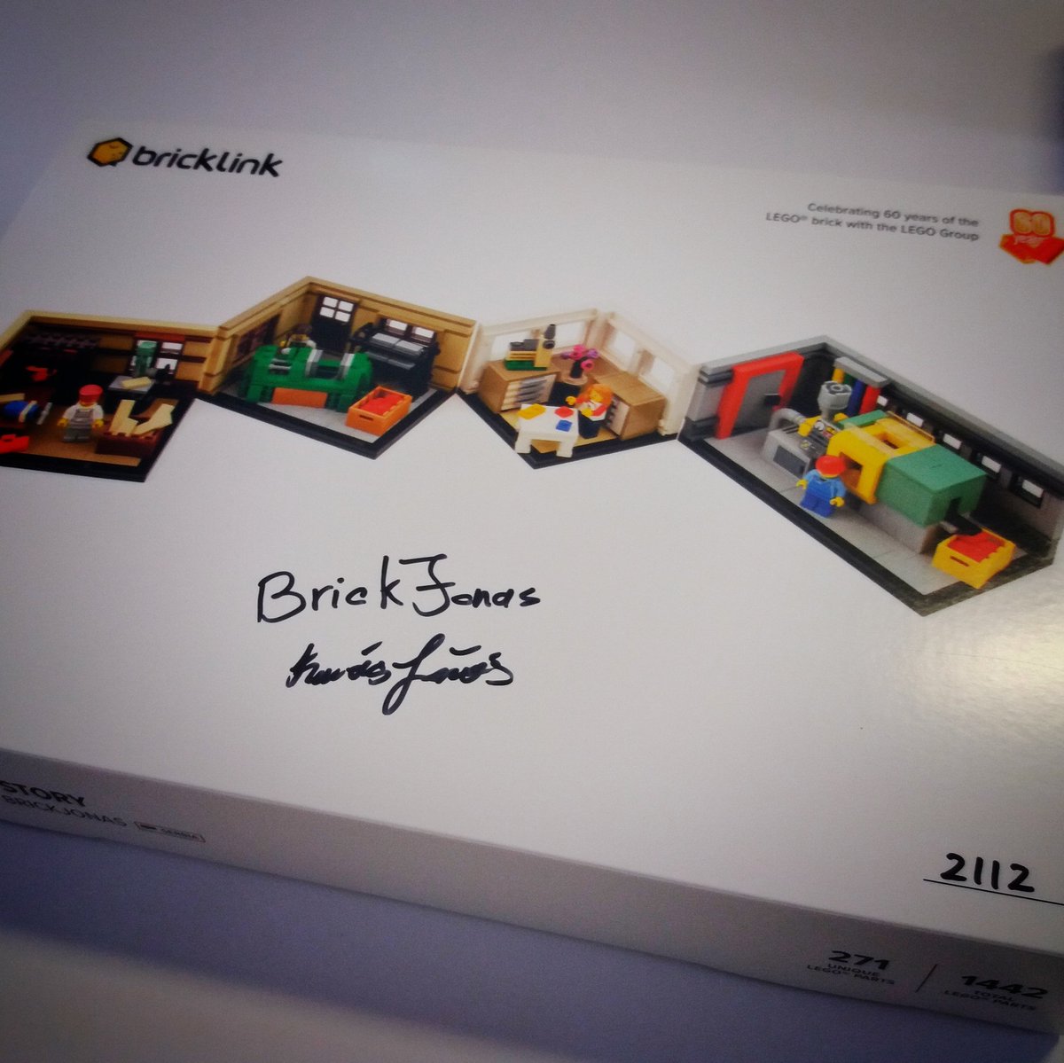 BrickJonas_HU's tweet image. I signed my own LEGO set yesterday for the first time in my life, haha! It was a pretty epic moment. On top of that, a Hungarian LEGO fan made an interview with me! 📹 😎 #LEGO #BrickLink #AFOLDesignerSets #AFOLDesignerProgram #AFOL #interview #YouTube
