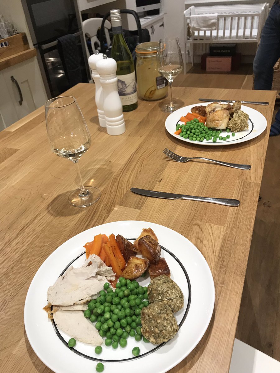 I made a roast 😐 not the best I admit but it was still warm when we ate it !!! 🤩🤩🤩