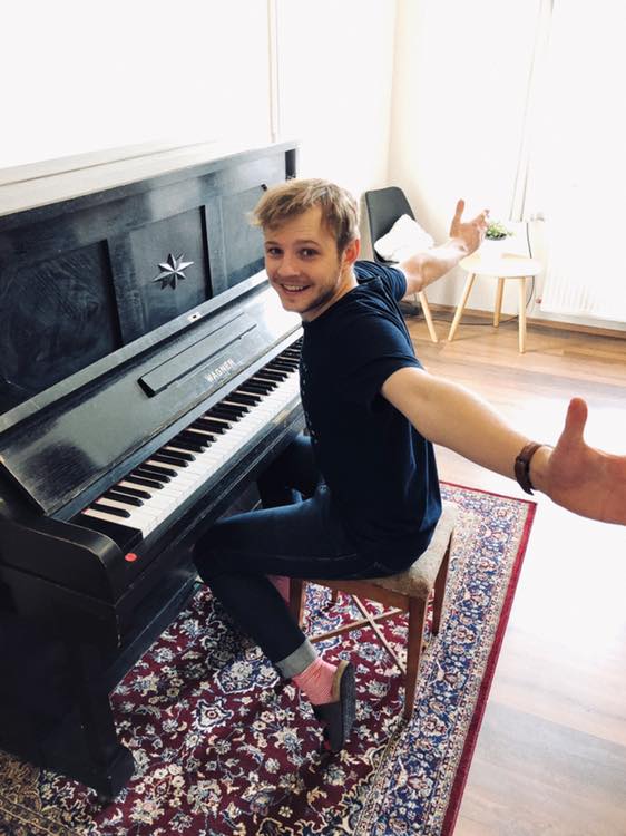 Mám piano! Poprosil jsem dva kámoše a jeli jsme pro něj do Sedlčan s tím, že ho naložíme a vyneseme do 4. patra. Do Prahy jsme ho sice dovezli, ale nedostali jsme ho ani na první schod. A tak jsme zavolali stěhováky, kterým to trvalo celých pět minut. Zůstanu raději u toho hraní!