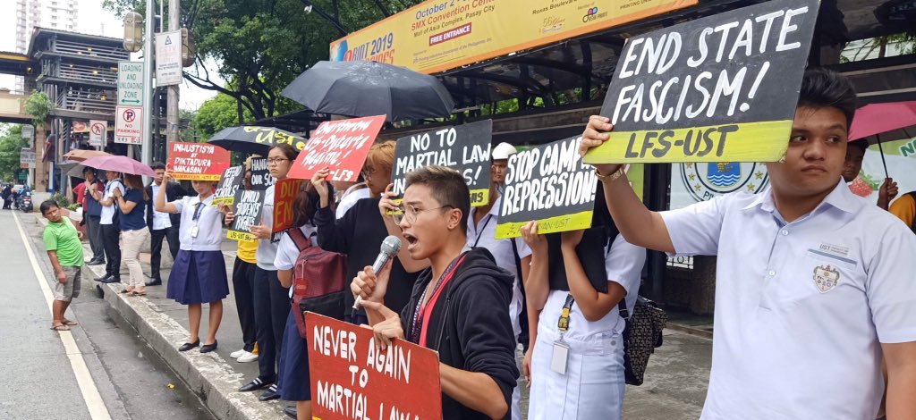 AnakbayanUST's tweet photo. Nagkasa ng Quick Response Mobilization ang mga Tomasino upang kundenahin ang pagpasok ng PNP sa loob ng Unibersidad.
PANATILIHING LUGAR NG KAPAYAPAAN AT KALIGTASAN ANG MGA PAMANTASAN! BAWAL ANG MGA MAMAMATAY-TAO SA LOOB NG UST!
#AFPPNPBackOff
#HandsOffOurSchools https://t.co/th803a3EAw