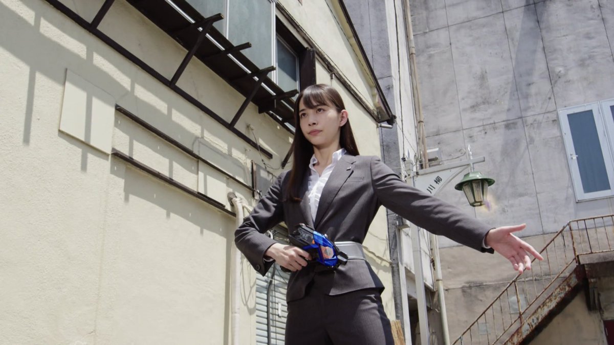 刮目先生 Pa Twitter 女性のパンツタイプのスーツに変身ベルトの組み合わせ ボディラインが綺麗に見えるだけでなくベルトがクビレを強調していてこんなセクシーなもんなんで平成のうちに気づけんかったんや令和最高やな