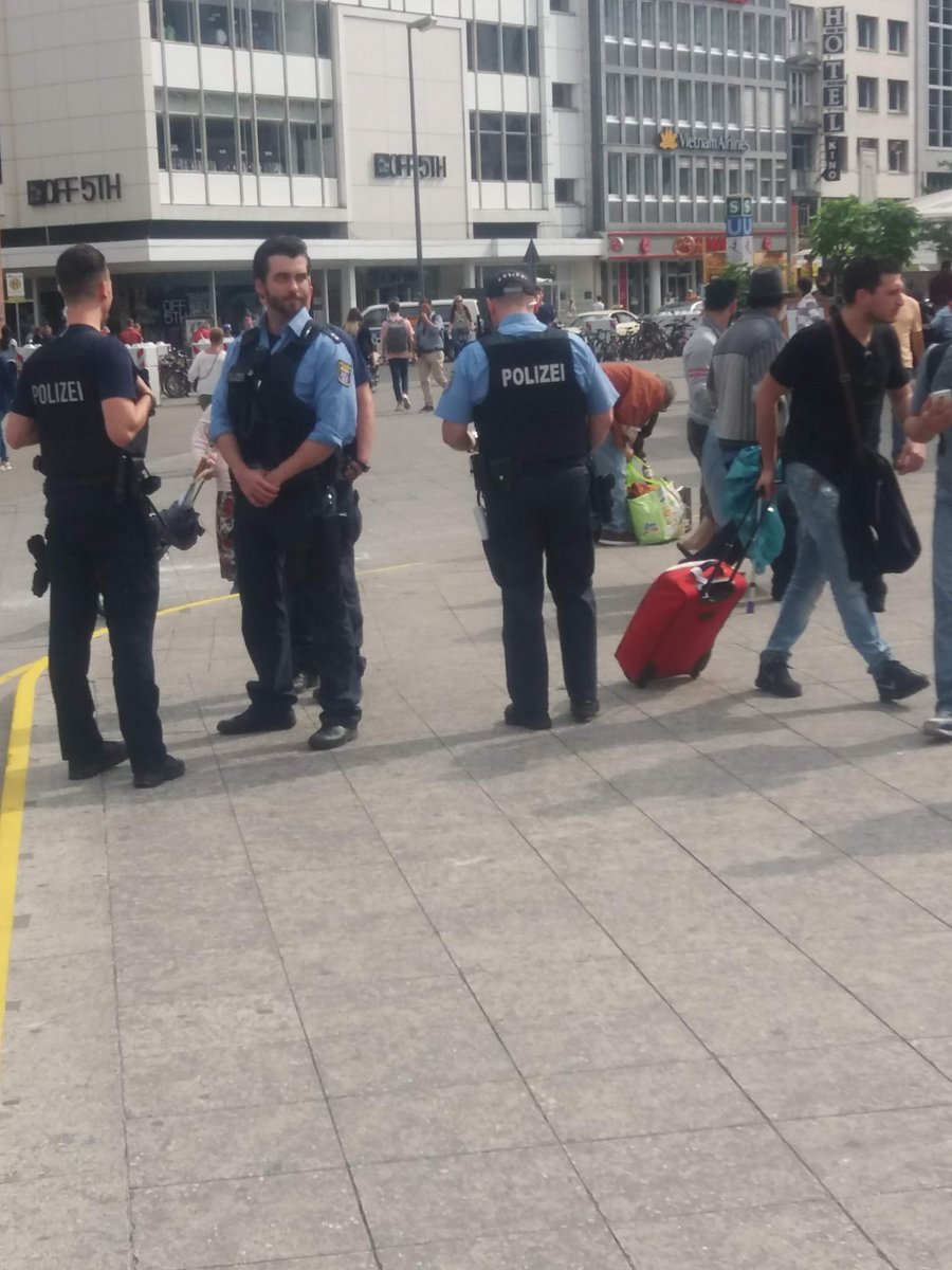 Stanisl15592752's tweet photo. Akcija #serviser PJOTR se zacenja...Cakajoc na Godoja??? Ne...na Pjotra😉 https://t.co/ammEJl00Zo