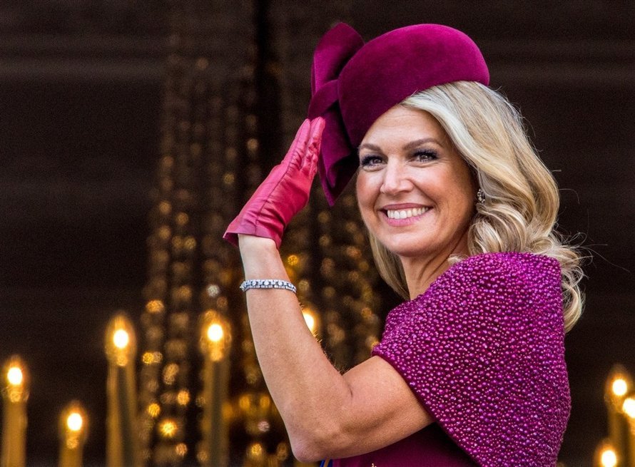 #KoninginMaxima gaat na prinsjesdag nog even door met de koninklijke hoeden-traditie in monochrome look: bit.ly/2mpjQtv