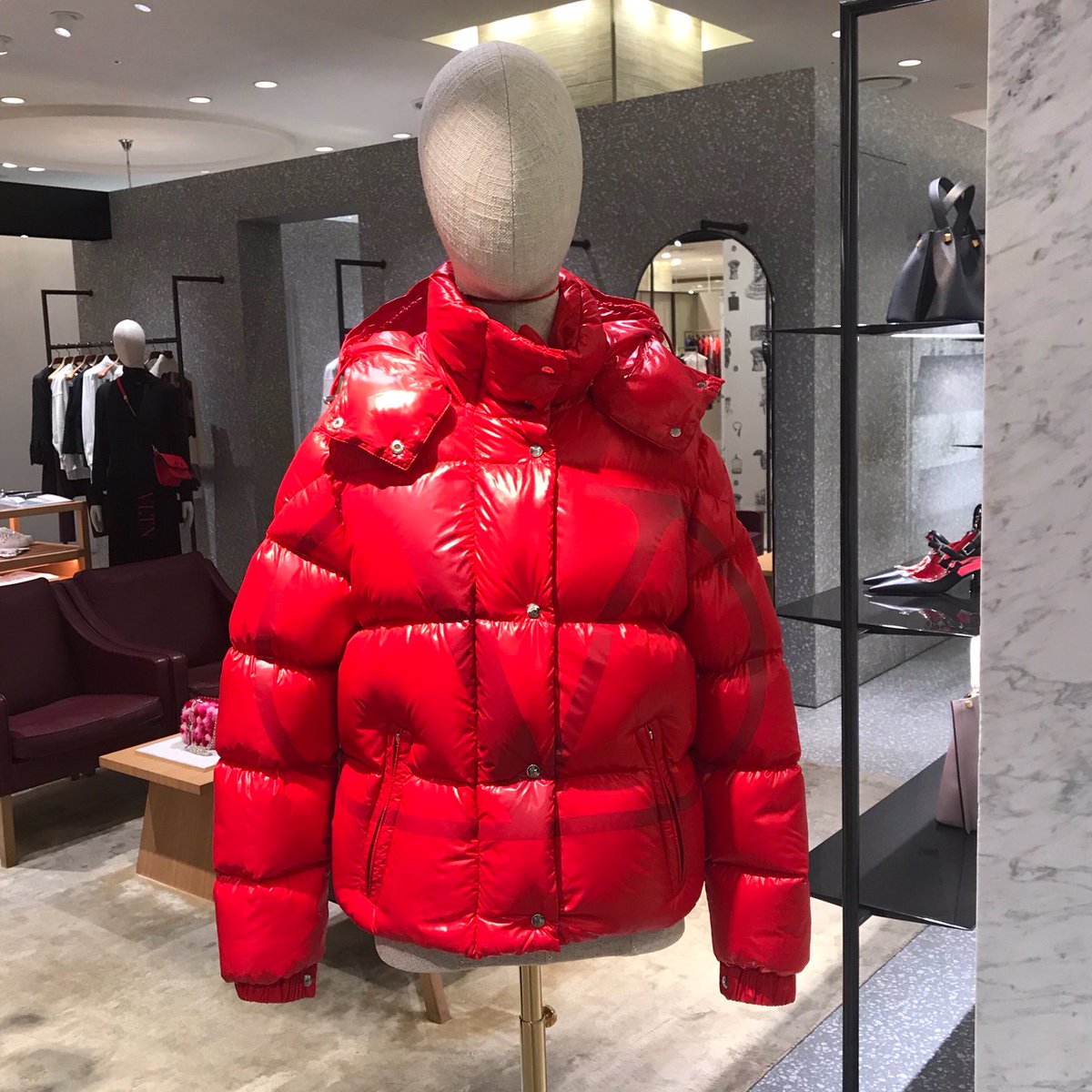 モンクレール✖︎バレンティノ レアダウン本物　セール中 ヴァレンティノ×#モンクレールのコラボレーションダウンのご紹介。 5階