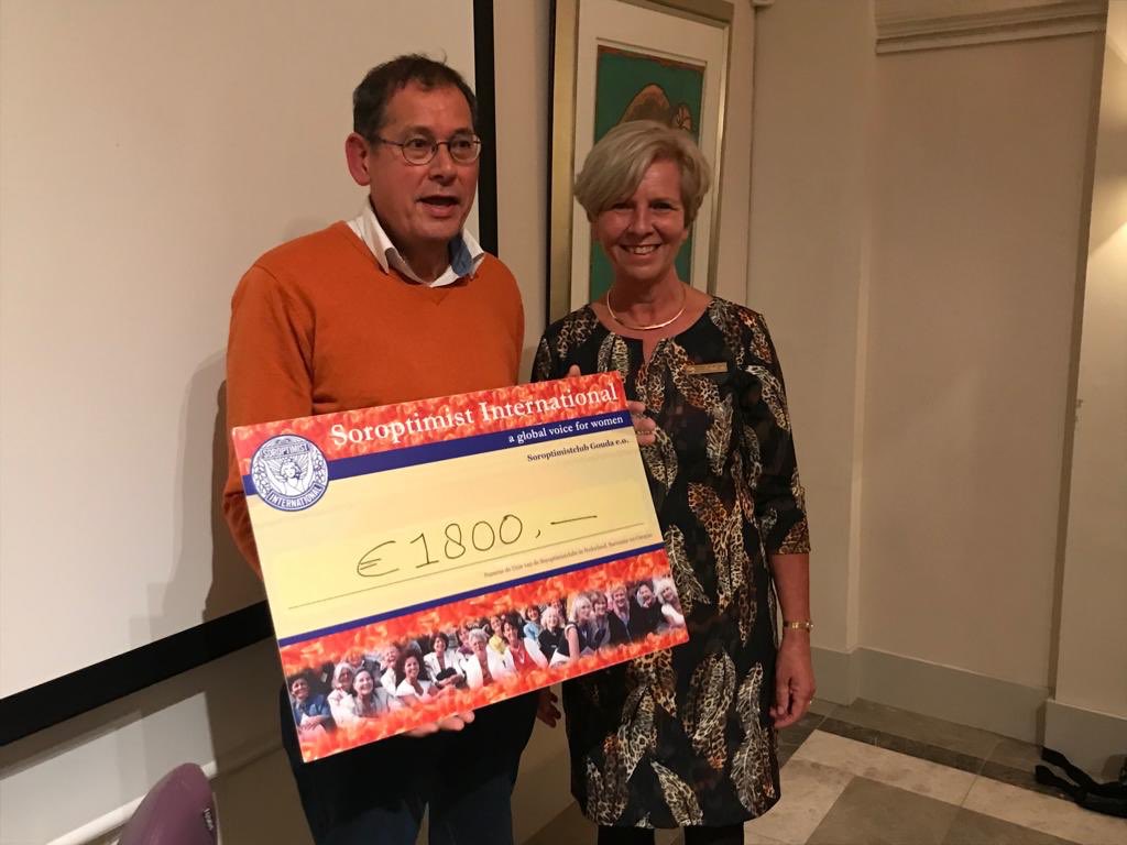 SoroptiGouda's tweet photo. Dankzij @douwedraaisma en #BettyMeyboom de sprekers bij #Collegetoer hebben we weer €1800 kunnen bijdragen aan ons project #Preventiekindhuwlijken in Pakistan ism @oxfamnovib @michielservaes https://t.co/MtRhez9vbo