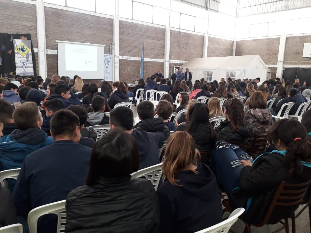 Sebakelman5's tweet photo. ➡️Los adolescentes son un grupo en riesgo permanente. Debemos brindarles herramientas para el autocuidado y la conciencia vial.
😉Junto a @Axeldellolio charlamos con estudiantes secundarios de #Wheelright sobre el uso responsable de la via pública y una diversión segura. https://t.co/QJhATZz4Tx