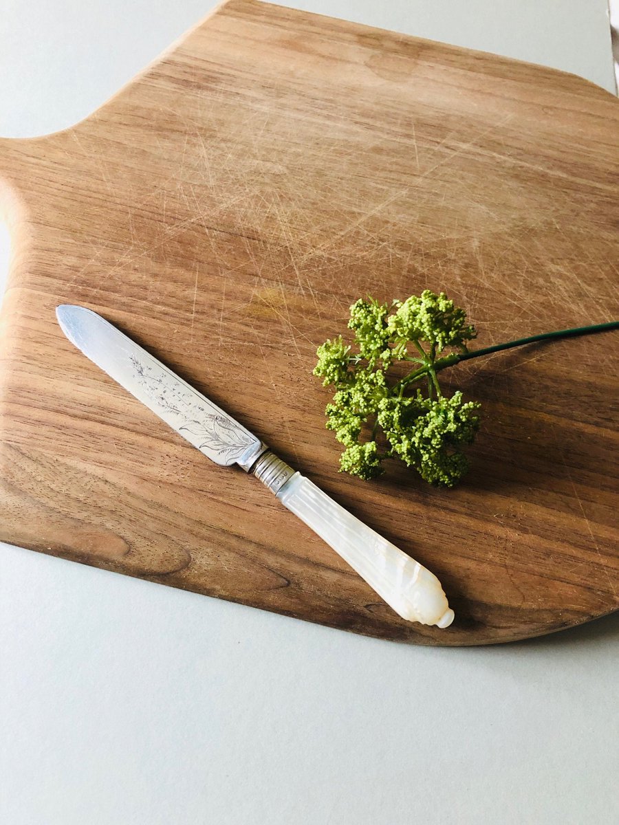 InfoAffair's tweet photo. Upgrade there #cutlery drawers with more stunning flatware. Find this piece exclusively in our #etsy shop: Antique #Silver and Mother Of Pearl Knife 122 years old #flatware #cutlery #cheeseknife #cakeknife https://t.co/7UvtpM6H2P https://t.co/qgulMuEgbQ