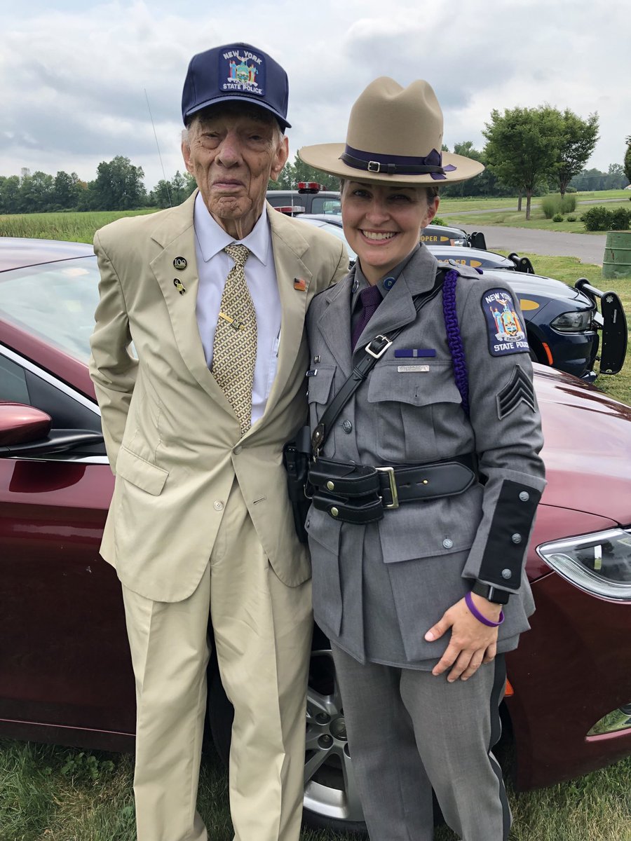 ⁦<a href="/jockowillink/">Jocko Willink</a>⁩ ⁦<a href="/echocharles/">echocharles</a>⁩ ⁦<a href="/EchelonFront/">EchelonFront</a>⁩ this is my neighbor, Ray. He’s 94. He is a Marine who survived Iwo Jima. He then served 25 years with the ⁦<a href="/nyspolice/">NewYorkStatePolice</a>⁩. He’s got stories for days! #jockopodcast ??