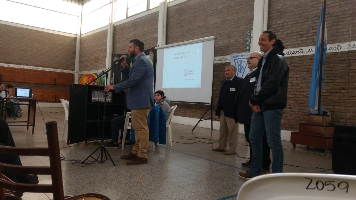Sebakelman5's tweet photo. ➡️Los adolescentes son un grupo en riesgo permanente. Debemos brindarles herramientas para el autocuidado y la conciencia vial.
😉Junto a @Axeldellolio charlamos con estudiantes secundarios de #Wheelright sobre el uso responsable de la via pública y una diversión segura. https://t.co/QJhATZz4Tx