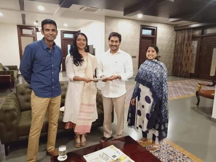 Reporter Md shafi ullah (@fazzukhan2) on Twitter photo *Medak SP Chandana Deepti met AP CM Y S Jaganmohan Reddy and invited him for her wedding. <a href="/spmedak/">Medak District Police</a> <a href="/TelanganaDGP/">DGP TELANGANA POLICE</a> <a href="/YSJaganTrends/">YS Jagan Trends</a> <a href="/YSJTrends/">YS Jagan Trends</a> <a href="/JaganArmy/">Jagan Army®</a> <a href="/JaganHolics/">YS Jagan Holics™</a> @leaderjagan <a href="/YSJaganFan_s/">YS Jagan Fans</a> <a href="/YSRCParty/">YSR Congress Party</a> <a href="/legendysjagan/">The Legend YSR - Leader YSJagan</a> @YSRCPDMO <a href="/2024YSRCP/">2024YSRCP</a> <a href="/YSRfilms/">YSR Films</a> <a href="/TwiggzSKj/">Twiggz'JUN'</a> *Medak SP Chandana Deepti met AP CM Y S Jaganmohan Reddy and invited him for her wedding. <a href="/spmedak/">Medak District Police</a> <a href="/TelanganaDGP/">DGP TELANGANA POLICE</a> <a href="/YSJaganTrends/">YS Jagan Trends</a> <a href="/YSJTrends/">YS Jagan Trends</a> <a href="/JaganArmy/">Jagan Army®</a> <a href="/JaganHolics/">YS Jagan Holics™</a> @leaderjagan <a href="/YSJaganFan_s/">YS Jagan Fans</a> <a href="/YSRCParty/">YSR Congress Party</a> <a href="/legendysjagan/">The Legend YSR - Leader YSJagan</a> @YSRCPDMO <a href="/2024YSRCP/">2024YSRCP</a> <a href="/YSRfilms/">YSR Films</a> <a href="/TwiggzSKj/">Twiggz'JUN'</a>