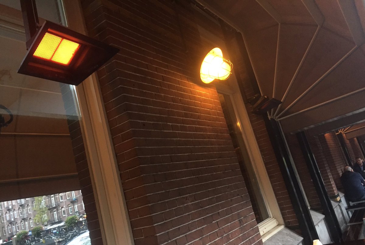 Op de hippe terrassen in Amsterdam-West, met overwegend GroenLinks-publiek in de millennial-leeftijd, snorren de terrasverwarmers er al weer een paar weekjes lustig op los. Heel belangrijk, die aarde en zo, maar buiten zitten als het fris is, is echt geen pretje...😜