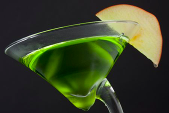 BlitzedFootball's tweet photo. 🍺🏈BLITZED DRINK OF THE WEEK🏈🍺
The @Blitzed_barkeep has prepared a Green Bay Packers Apple Cocktail for us to try on Monday's show.
He also has a great recap of #NFL Week 4 that you shouldn't miss - especially #GoBills fans.
https://t.co/EozGbi8tzK https://t.co/mtkM6tPxYo
