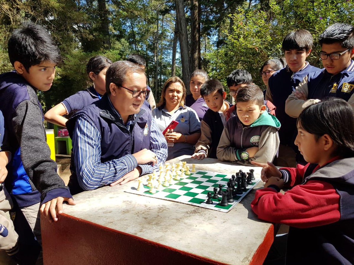 muniguate's tweet photo. Promoviendo el ajedrez bajo los árboles, el equipo de la Alcaldía Auxiliar #Zona2 comparten con jóvenes estudiantes de diferentes centro educativos en el torneo de ajedrez coordinado en #ParqueMinerva.
#GuatemalaValeLaPena
#AlcaldíasAuxiliaresTrabajando
#MuniGuate https://t.co/DJlPxV2HV8