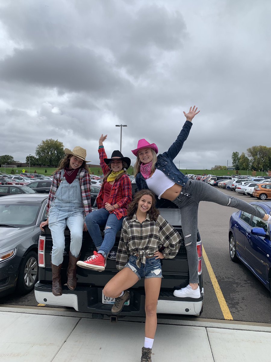 sofie9798's tweet image. Howdy partners!🤠🤠🤠 we can’t wait to take you out of this world tomorrow @RosemountHSSCo #laurensofielivreillykate #YEEHAW #cowgirls #1moreday #wereyourgirls