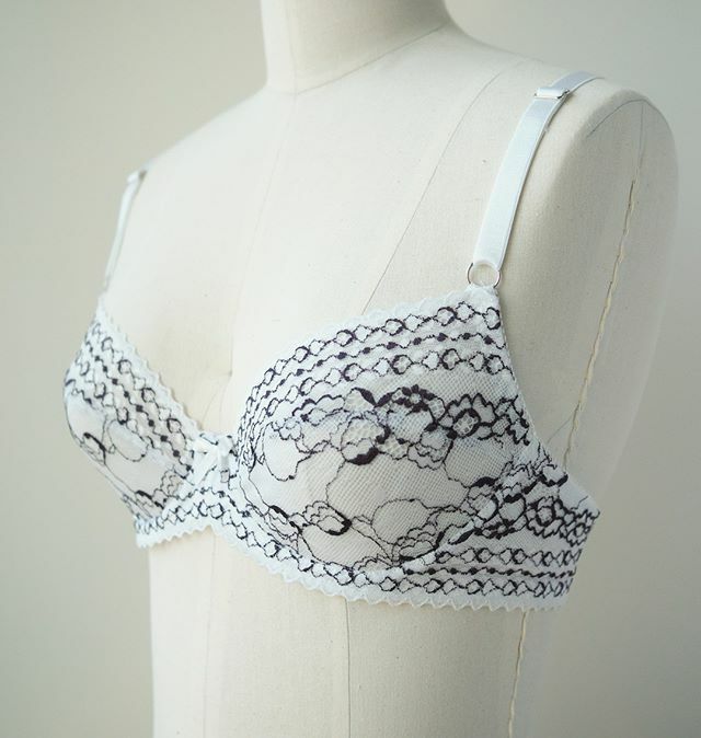 orange_lingerie's tweet photo. With the changing season, I am totally into this black and white Berkeley bra!⁠
.⁠
.⁠
#orangelingerie #berkeleybra #bramaking #brasewing #sewing #isew #handmadewardrobe #sewingpattern #sewinglingerie #sewistsofinstagram #instasew #memade #memadeevery… https://t.co/AJ8ojfmc2k https://t.co/BSzv7qf5ws