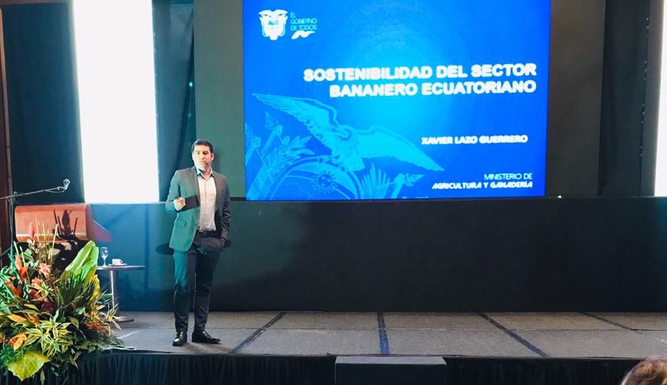 AgriculturaEc's tweet photo. Durante la charla magistral en #ForoAEBE, sobre la sostenibilidad del sector bananero, el Ministro @XavierLazoG afirma que por su sabor, textura y duración en percha el banano es la "fruta perfecta". Su producción y exportación, representa el sustento del 17% de la PEA. https://t.co/UGZFdA5wQU