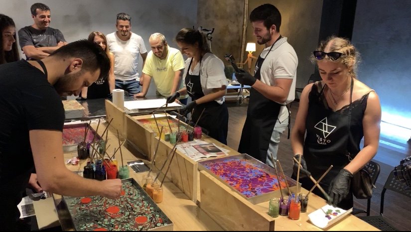 OzzaGalata's tweet photo. Vusto Galata'da sanat atölyeleri devam ediyor. Grup olarak bizimle eşsiz bir ebru sanatı deneyimi yaşamak isterseniz lütfen bizimle iletişime geçin. Geçmiş atölyelerimizi hikayelerimizde bulabilirsiniz. 
https://t.co/yK78FY9WbQ 
08502411821
 info@vustogalata.com
•#ebru #marbling https://t.co/H2atJZcck9