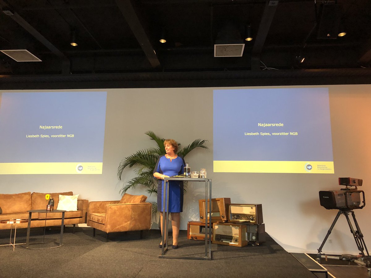 Vandaag in Hilversum bij de najaarsvergadering vd Nederlandse <a href="/burgemeesters/">Burgemeesters</a>. Thema was de rol vd burgemeester bij maatschappelijke onrust. Bijv. “hoe zorg je er voor dat iedereen gezien en gehoord wordt?”

Daarna door naar Espel, want “onze” bode Willem is 25 jr in dienst! #top