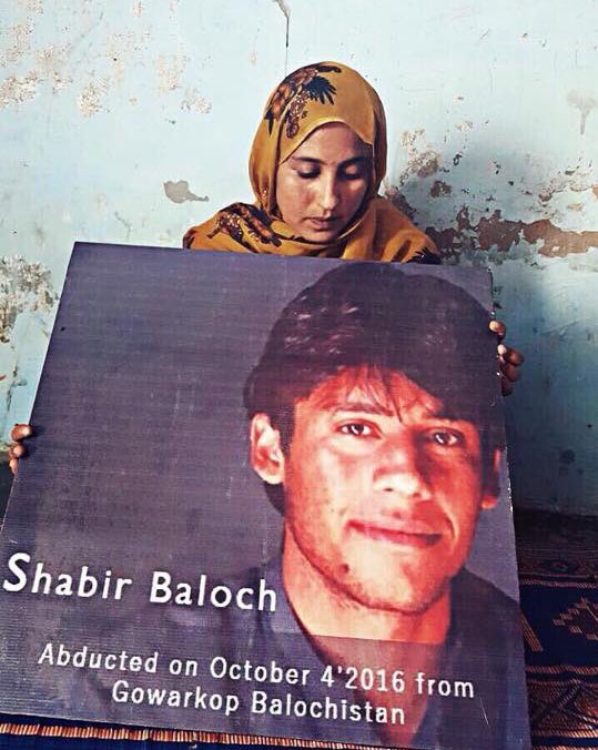 Ghanibaluch's tweet photo. بلوچ طلباء لیڈر شبیر بلوچ کو 04اکتوبر 2016 کو بلوچستان کے علاقہ گورکوپ سے جبری طور پر لاپتہ کیا گیا جوکہ تاحال بازیاب نہیں ہو سکے۔یاد رہے شبیر بلوچ کی بہن سیما بلوچ نے انصاف کےتمام دروازے کھٹکھٹانے کیلئے پرامن مظاھرہ اور احتجاجی ک��مپ لگائی لیکن انصاف نہیں ملا۔
#SaveShabirBaloch https://t.co/bahF6Z2qCT