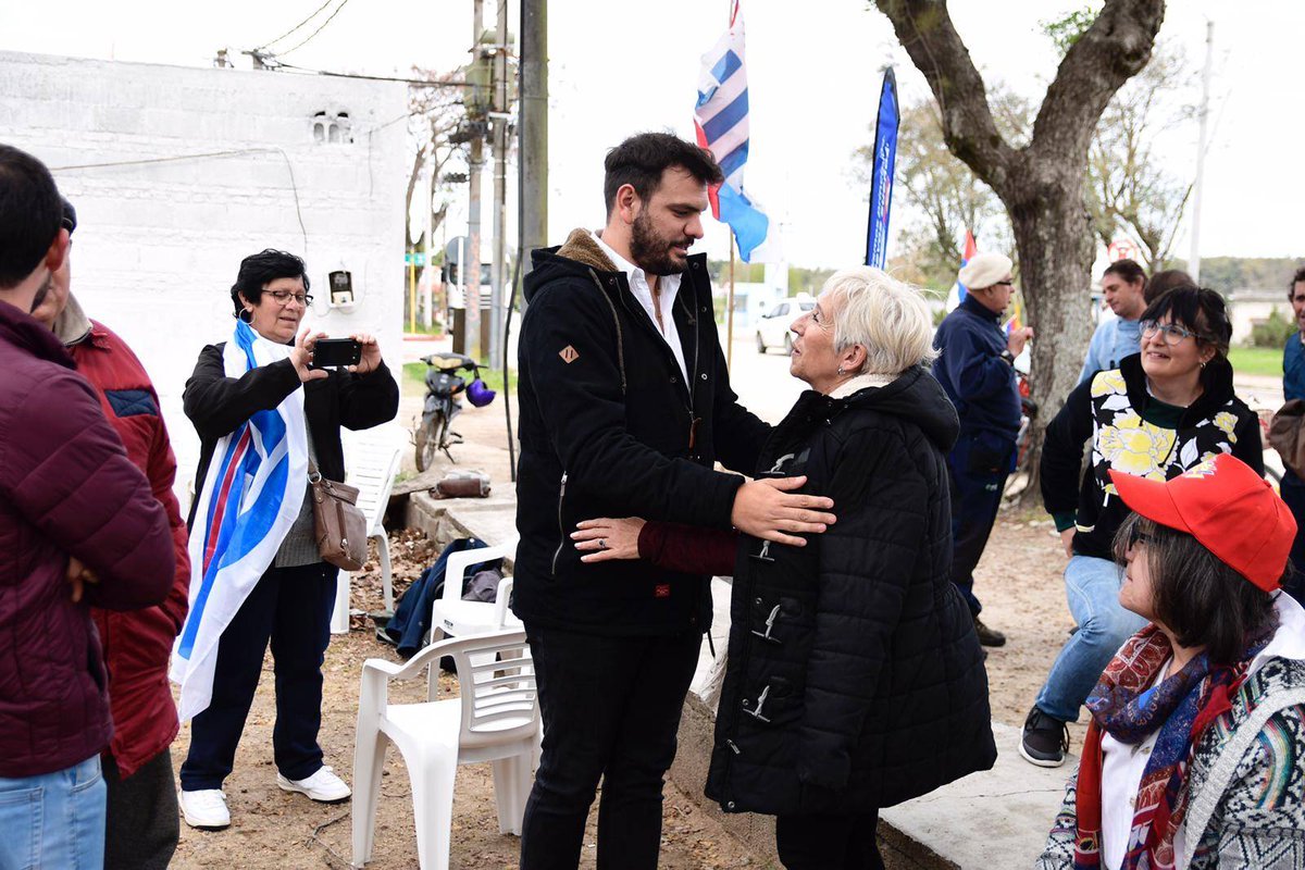 daloxhechouy's tweet photo. En el marco de la Recorrida de Graciela Villar por Sarandí Grande, la misma coincidió con el alcalde de esa ciudad (blanco) y se dieron un fuerte abrazo.
El alcalde le deseó éxitos y le dijo si te "toca hacer de vicepresidenta tené mucha suerte por el bien de los uruguayos" https://t.co/aticloOT24