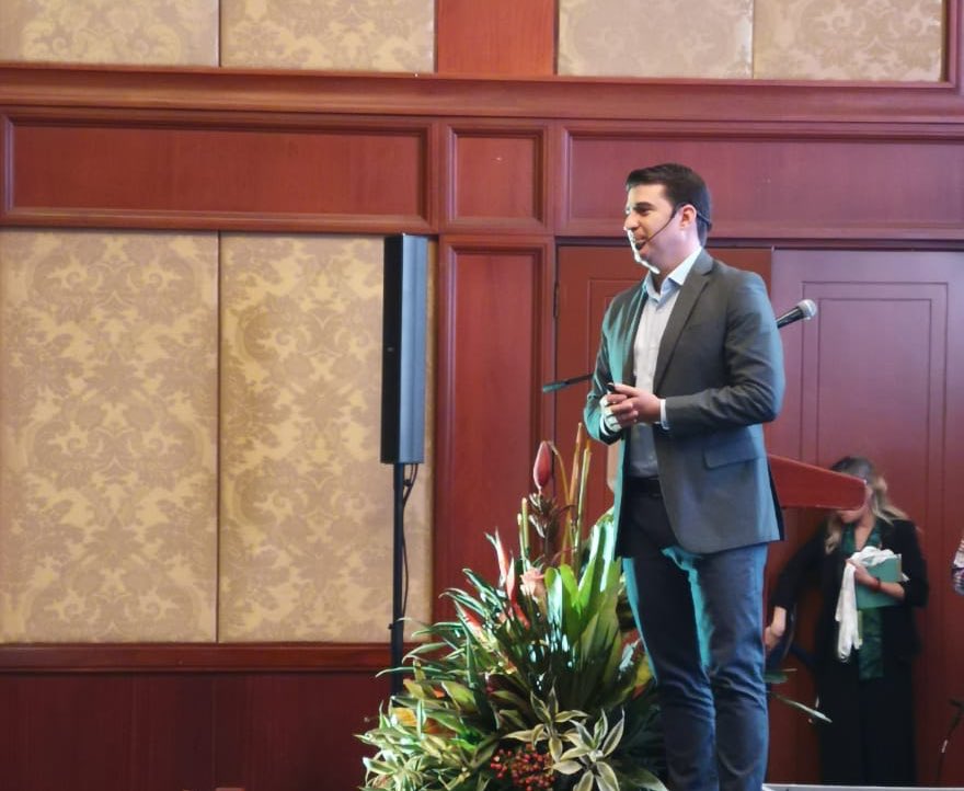 AgriculturaEc's tweet photo. “Estamos registrando a las organizaciones de todo el país para conocer su visión de empresa y mercado, y poder enfocarla en este nuevo camino hacia el desarrollo sostenible”, @XavierLazoG #ForoAEBE #ForoBanano https://t.co/6QB27ZNnja