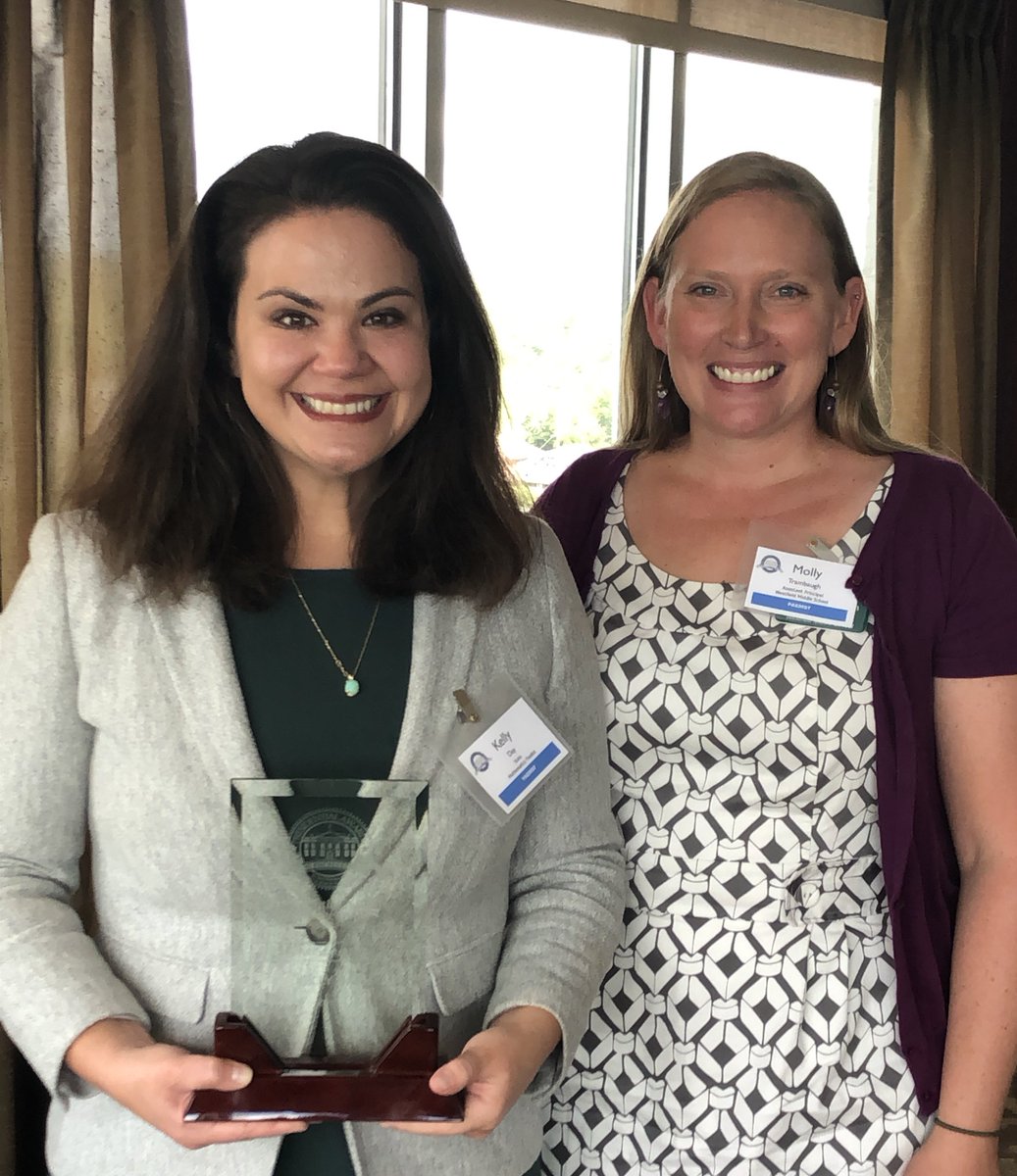 BrookeCWatkins1's tweet photo. Celebrating @WMSshamrocks math teacher Kelly Day as the state honors her with the Presidential Award for Excellence in Mathematics and Science Teaching. Wishing her the best as one of three awardees to move to the national level. #TeachLeader #wwsALLin @wwsweb https://t.co/qbdnZO4ijC
