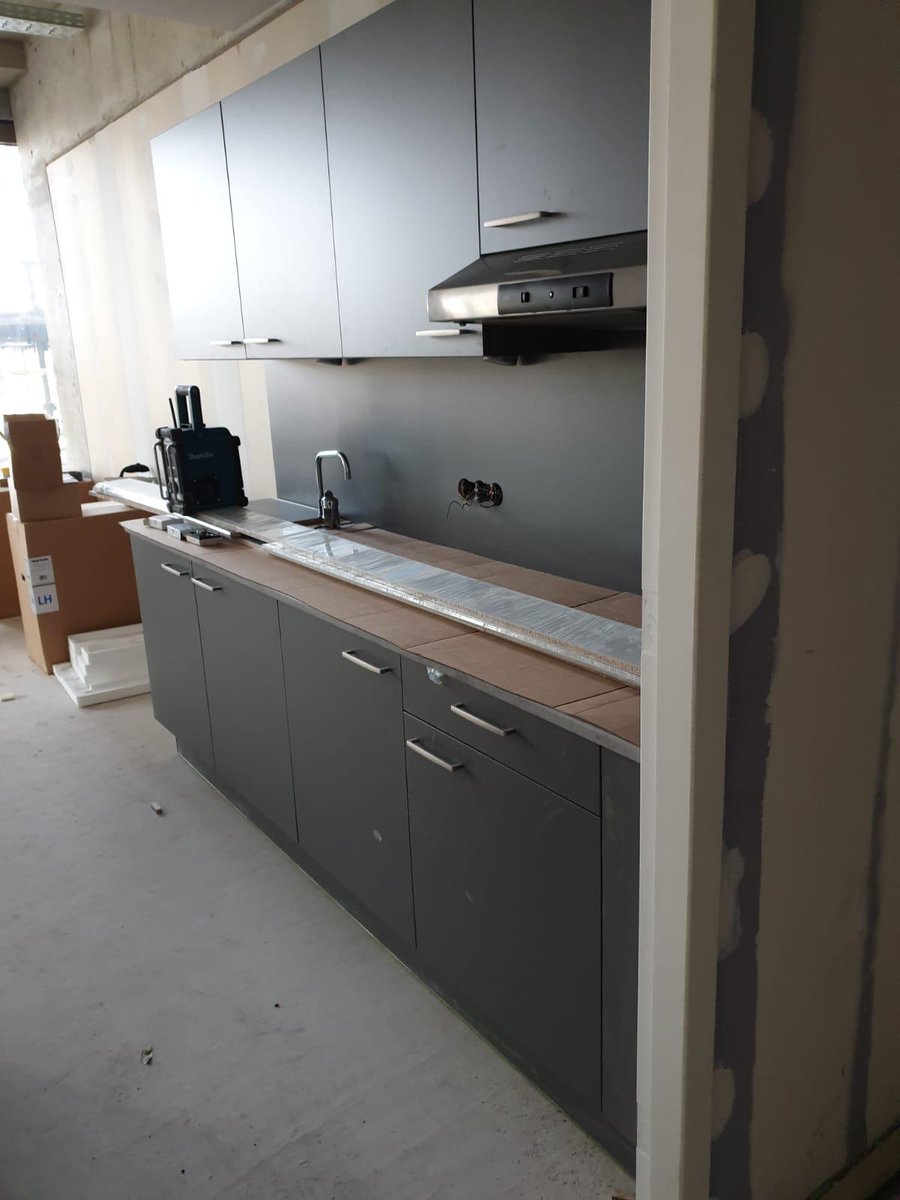 S_podnl's tweet photo. Vandaag gestart in Helmond met plaatsen van 97 nette S-pod keukens. Doelgroep één- en tweepersoons huishoudens.
De woningcorporatie wil de huurders graag de mogelijkheid geven voor plaatsen van een vaatwasser. Vandaar de nis in een aantal opstellingen. https://t.co/nUS8rmLckY
