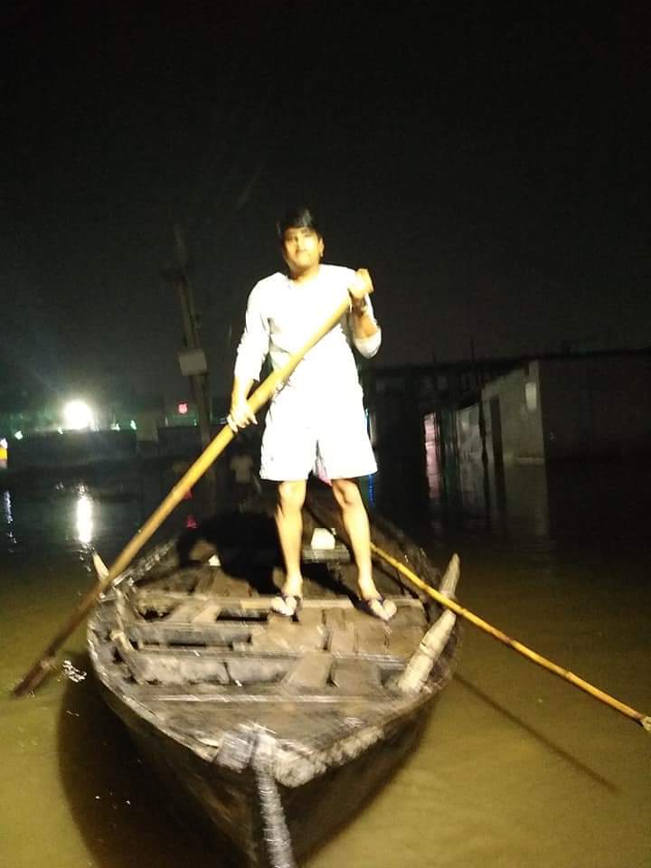pushkargiri's tweet photo. कुछ तो कीजिए माननीय नरेश @narendramodi भूप @AmitShah या हमें राम @ramkripalmp के भरोसे ही छोड़ देंगे। क्या हम सब सुशील @SushilModi बनकर आशा ही करते रहे सुशासन @NitishKumar का। बैंक कॉलोनी गोला रोड दानापुर पटना के निवासी अभी भी अपनी जिंदगी तलाब में ही बिता रहे हैं।DNNकामदद नाकाफी। https://t.co/kBw4NyZcP7