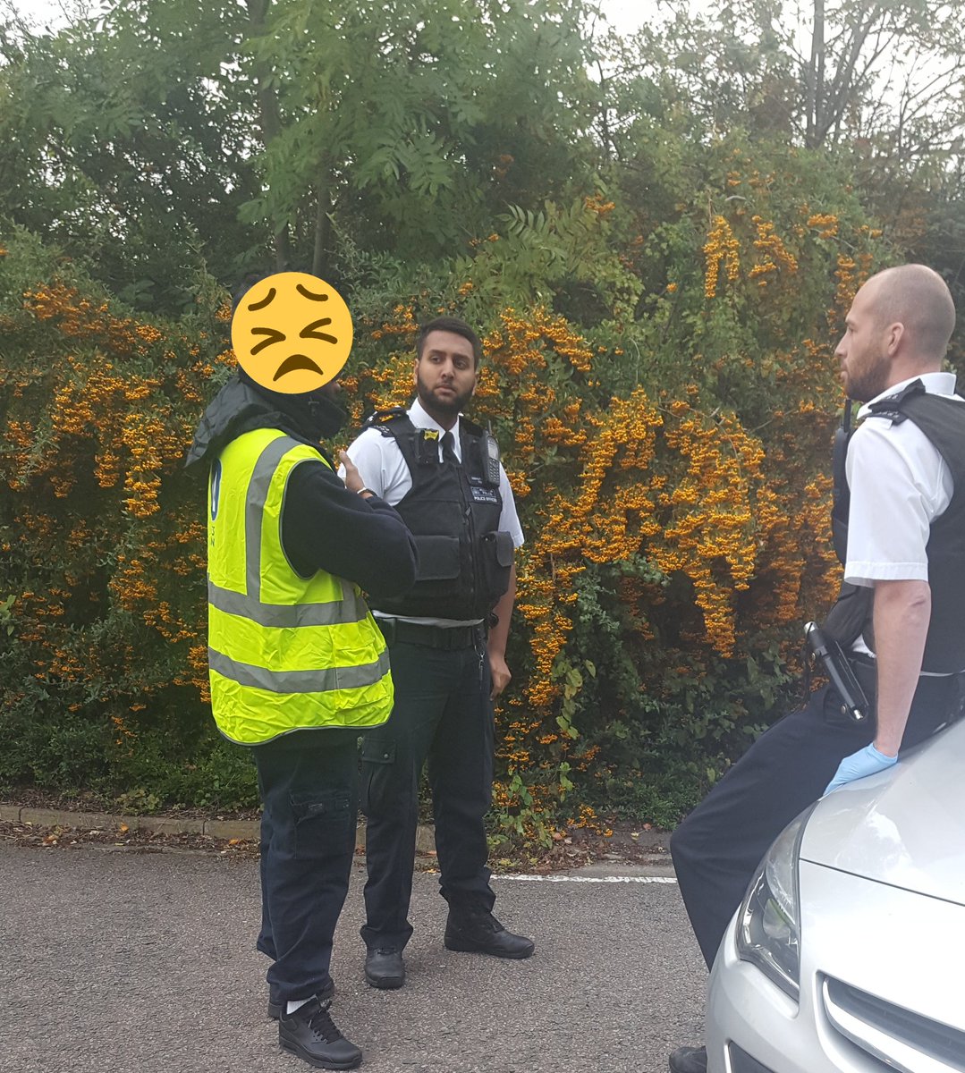MPSUxbridge's tweet photo. We helped out PC DEO keeping @MPSHillingdonE residents safe from drugs and dangerous drivers. 2 stop searches and one driver being sent to Court for driving offences (doing a handbrake turn in front of Police during school kickout time!) #Hillingdon #saferroads #stopnsearch https://t.co/OGVTf9ysiU