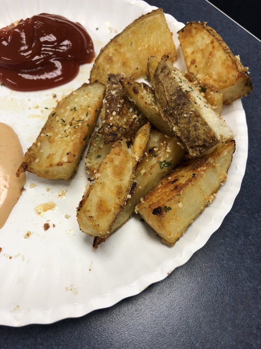 FaCSMVHS's tweet photo. Garlic Parmesan Steak Fries &amp; Fry Sauce Nutrition&amp;Wellness 9-12 https://t.co/G0rxkFVP4m