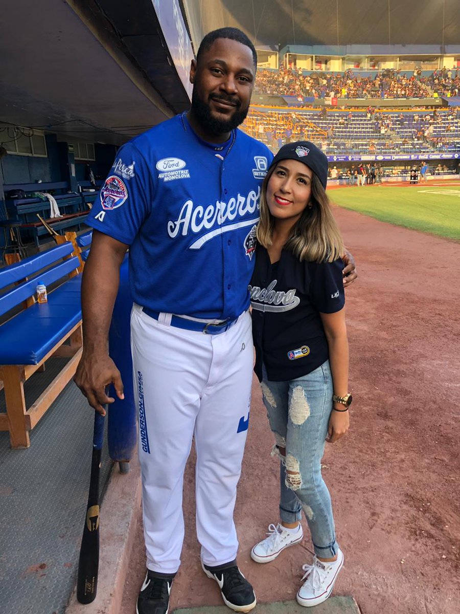 missdramaK's tweet photo. Ayer se hicieron realidad 2 sueños que tenía: una foto con mi Carter de oro y ver a mis @AcererosOficial CAMPEONES!!! Muchas gracias por tantas lágrimas y tanta emoción, por entregarse tanto por este equipo y por esta AFICIÓN 😭👑🙏🏽⚾💙 #ITSOURTIME #SerieDelReyG500 https://t.co/iXgnAnoWUJ