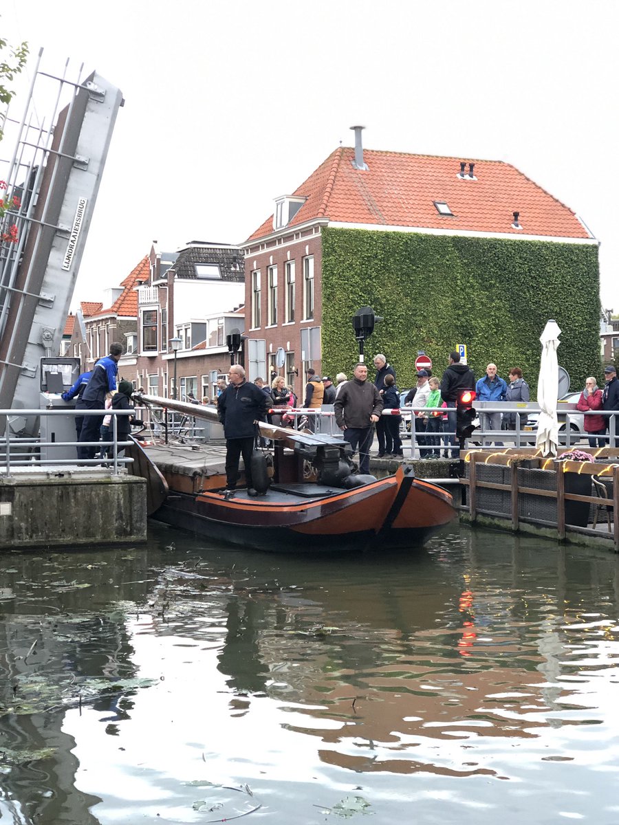 amvanbuuren's tweet photo. #maassluis waar de schippervrouwen wachten op de komst van de schuiten #furiade #feestindestad https://t.co/aRXXj3RrB0