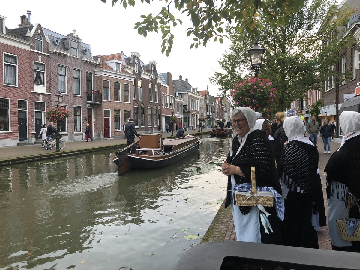 amvanbuuren's tweet photo. #maassluis waar de schippervrouwen wachten op de komst van de schuiten #furiade #feestindestad https://t.co/aRXXj3RrB0