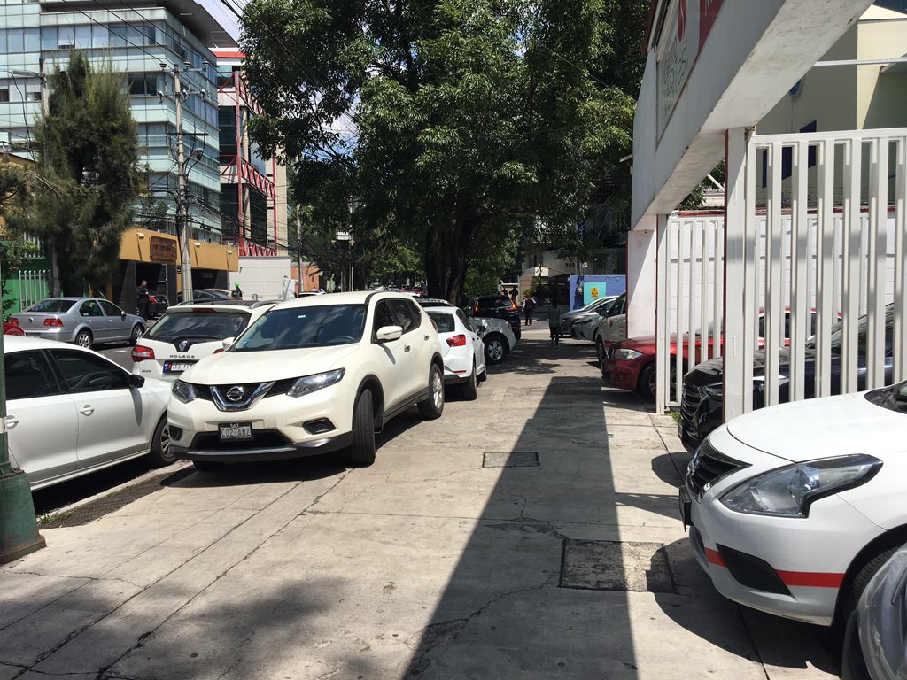 Jaime_Corredor's tweet photo. @LaSEMOVI @AlcaldiaMHmx @vromog muy mal que permitan que los coches se estacionen en la banqueta! 👎 https://t.co/VIofyoUcAe