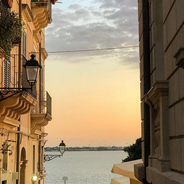 LeTaquineurBlog's tweet photo. La Sicile 🇮🇹 « Non è bello ciò che è bello, ma è bello ciò che piace ».
.
.
.
#travel #holiday #italia #italie #sicilia #sicile #syracuse #sun #automne #vacances #amore #dolcevita #letaquineur https://t.co/pPkFavcKN5 https://t.co/3I9fCZdTFa