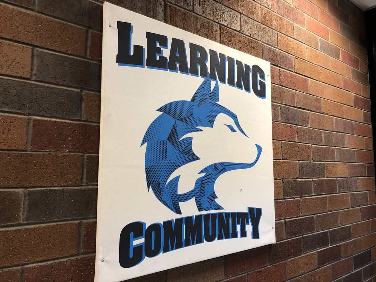 CCSFoundation's tweet photo. Horizon Middle School has a centralized innovation space in the middle of their school not located in the library like most other CCSD schools.
There is innovative seating, enclosed and open study spaces and monitors for learning.
#CCSDFoundation #CCCSDK12 #InnovationSpaces https://t.co/UNcDHwG5dl