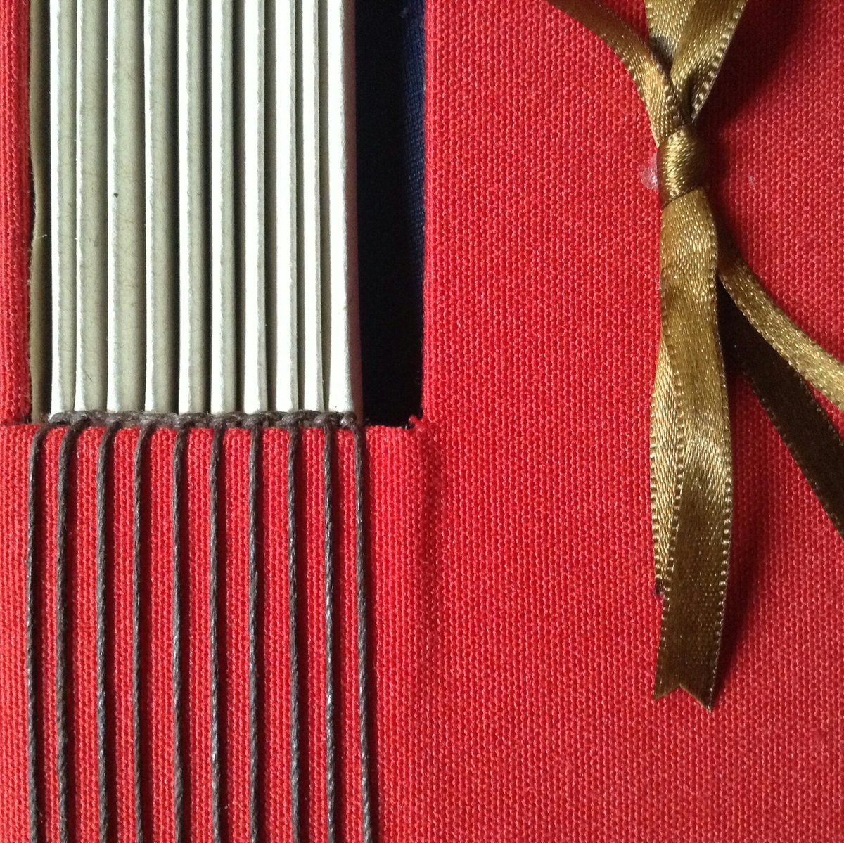 fuentedepapel's tweet photo. Nuestra encuadernación long stitch
#up #disney #kevin #hechoenmexico #artesanias #fuentedepapel #papel #handmade #bookbinding #azul #tela #cuadernos #encuadernacion #love #botones #amor #foto #nubes #regalo #regalos #detalles #album #madeinmexico https://t.co/IO0qZHkSaU