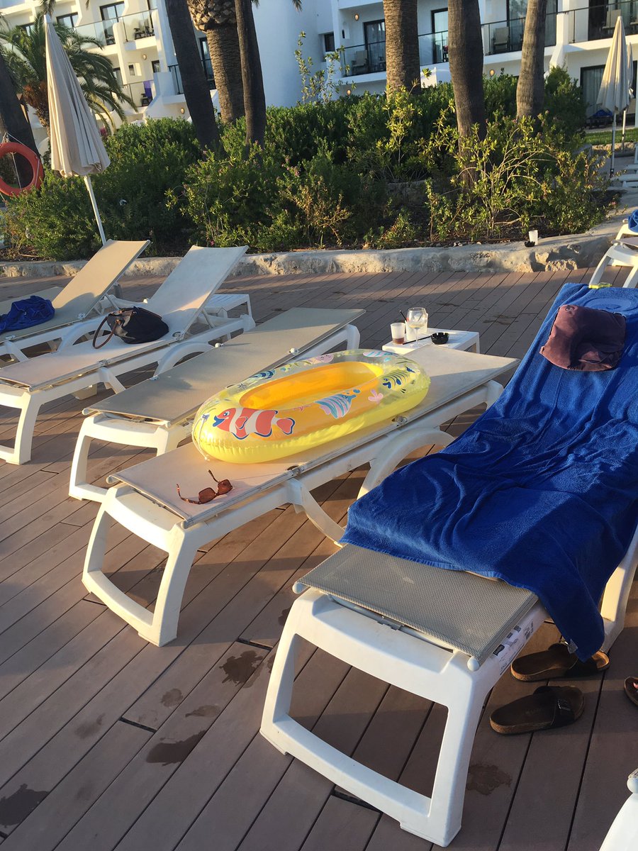 mcshamrock's tweet photo. Nobody even asked about my inflatable border 😎 #Loadsaroom https://t.co/Wq8ugC8xNK