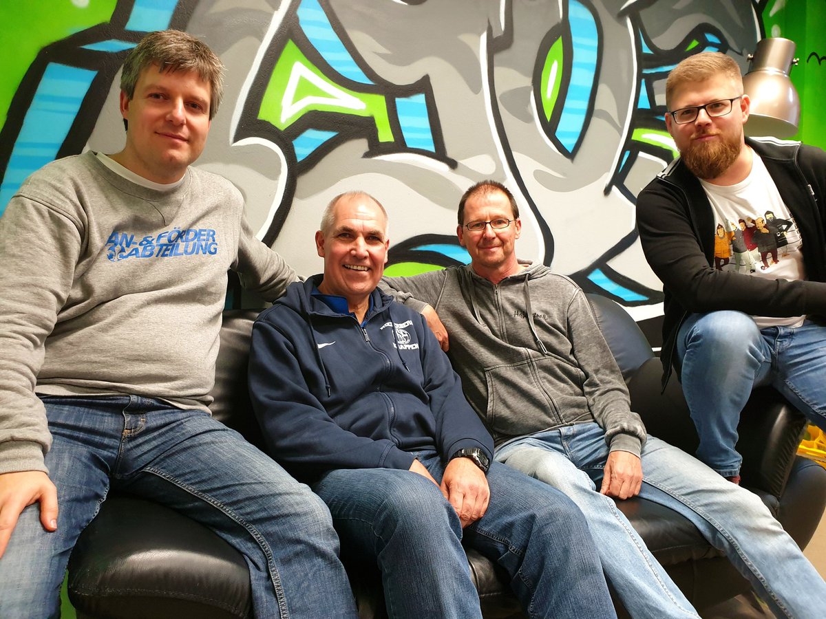 Der wichtigste TOP beim heutigen Bundestreffen in Fürth: Gründung des eingetragenen Vereins UNSERE KURVE. Helen aus FR (nicht im Bild), Markus aus DA, Rainer aus GE, Jost aus E und Thomas aus OS bilden unseren Vorstand für die nächsten zwei Jahre. #fanpolitik